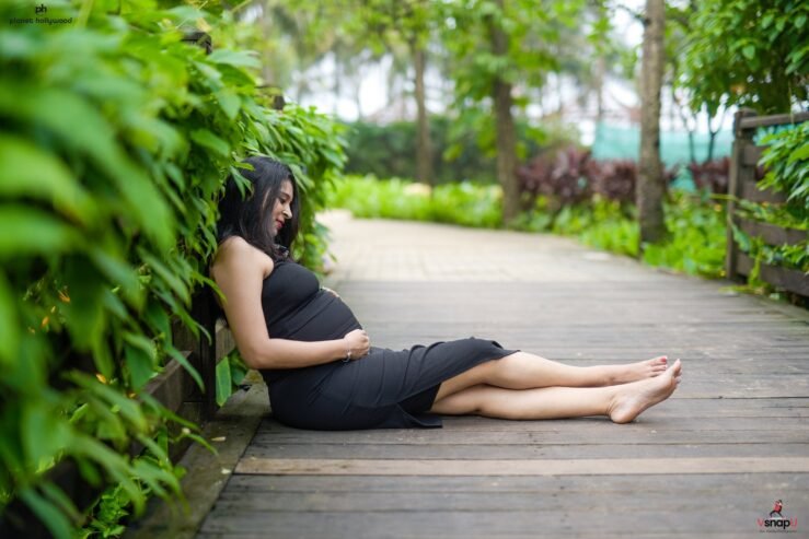 Save 5% on Maternity Photoshoot in Bhopal by VsnapU!