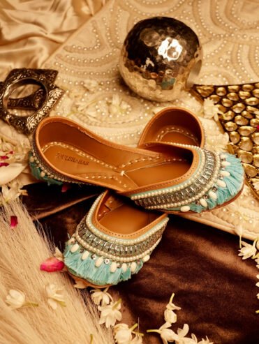 Comfort Meets Intricate Threads in Embroidered Gulbhahar Juttis